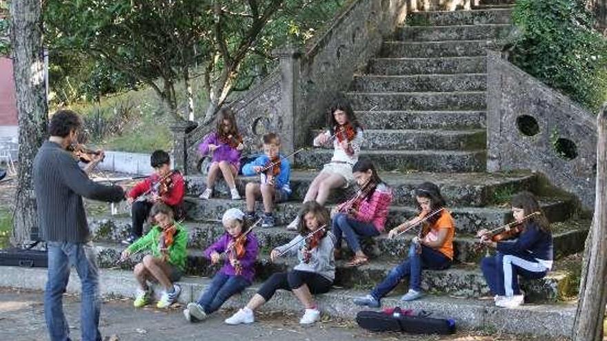 Unos cien niños perfeccionan el violín folk en San Simón