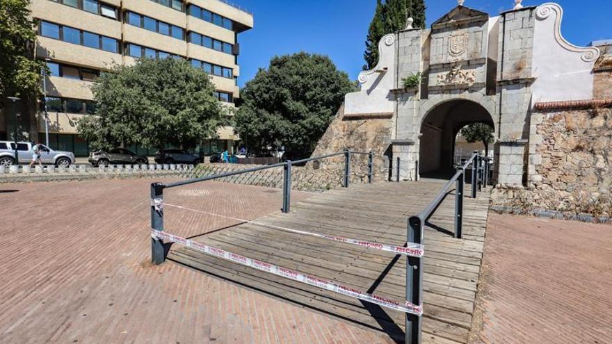 La policía local precinta la Puerta del Pilar para arreglar el puente