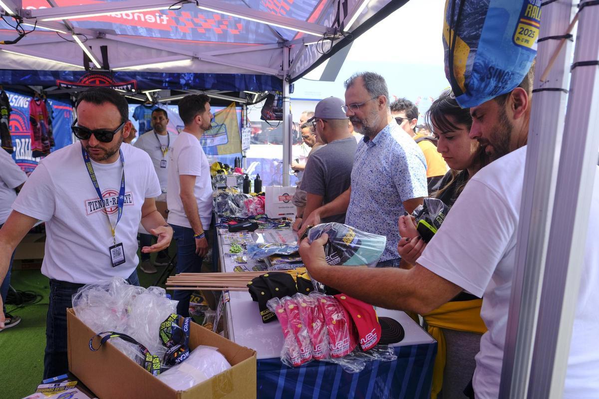 Tienda de merchandising repleta de aficionados