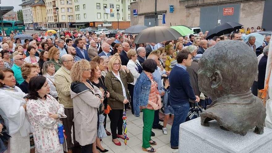 Público durante el reconocimiento celebrado ayer en Navia.