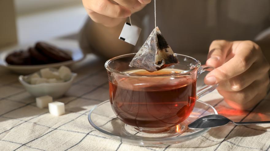 La propiedad del té que te hará a meter las bolsitas en la nevera