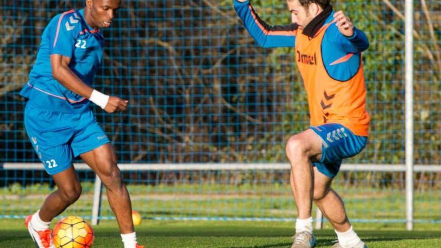 Borja Gómez, a la derecha, defiende a Koné durante un entrenamiento del Oviedo en El Requexón.