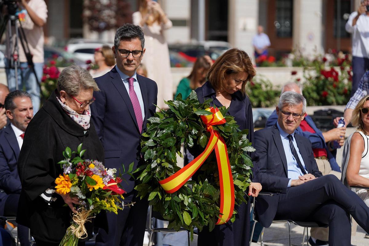 La ministra de Transportes, Raquel Sánchez, y el ministro de la Presidencia, Félix Bolaños, en el acto homenaje a las víctimas españolas del nazismo el pasado 3 de mayo en los jardines del complejo madrileño de Nuevos Ministerios. Junto a ellos Concha Díaz Berzosa, vicepresidenta de la Amical Mauthausen.