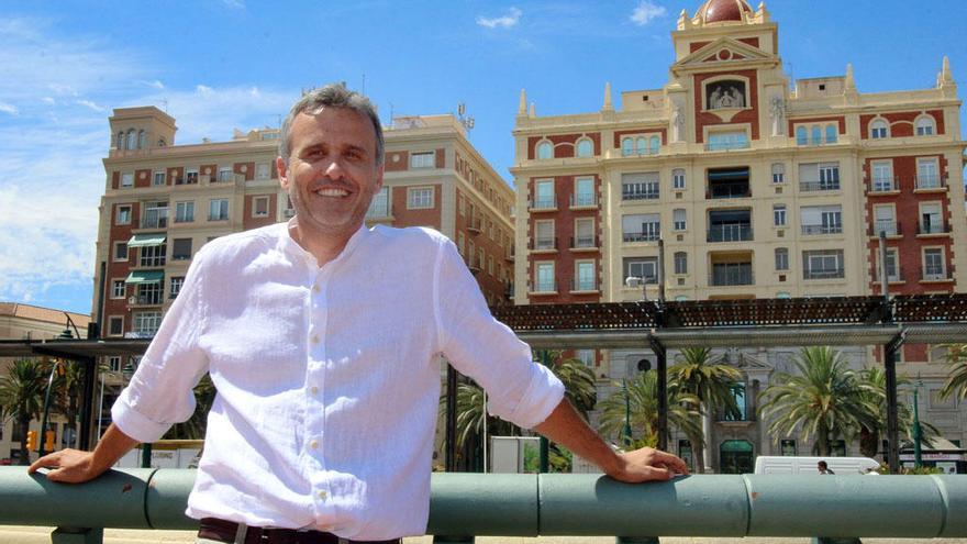 López, uno de los hombres fuertes de Pedro Sánchez en Málaga, posa en la plaza de la Marina.