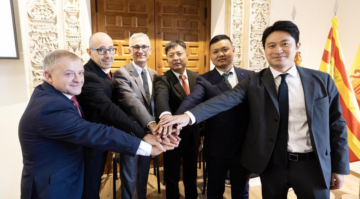 Representantes de Fagor Ederlan, Grupo Duoli, Leapmotor y el Ayuntamiento de Borja, este martes tras el anuncio.