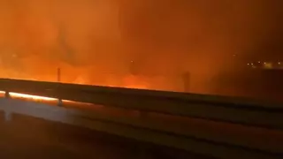 Las carreteras ponen en jaque a los bomberos de Córdoba con dos fuegos en cunetas y medianas