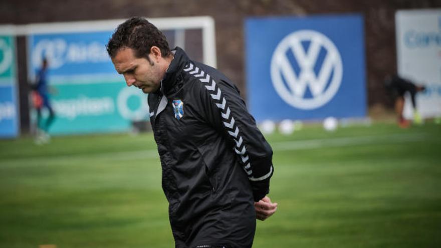 Rubén Baraja, pensativo, durante un entrenamiento en El Mundialito.