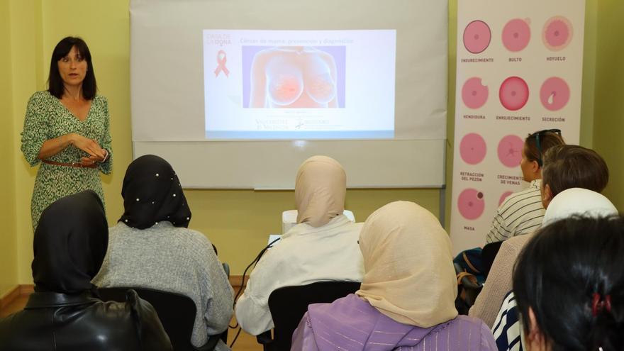 Una charla clausura la campaña contra el cáncer de mama de Torrent