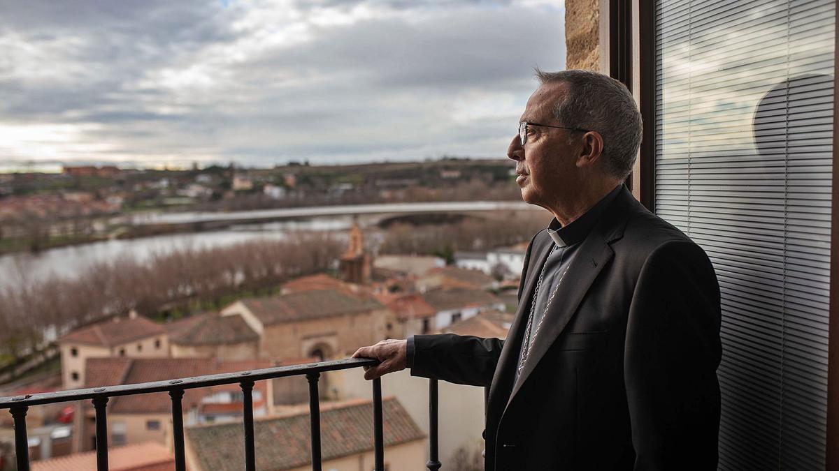 El nuevo obispo de Zamora, Fernando Valera, desde un ventanal con vistas al río Duero situado en el palacio episcopal. | Emilio Fraile