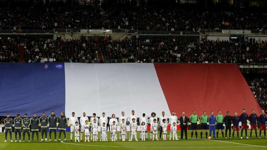 Los jugadores, durante el minuto de silencio en recuerdo de las víctimas del atentado en París. // Efe