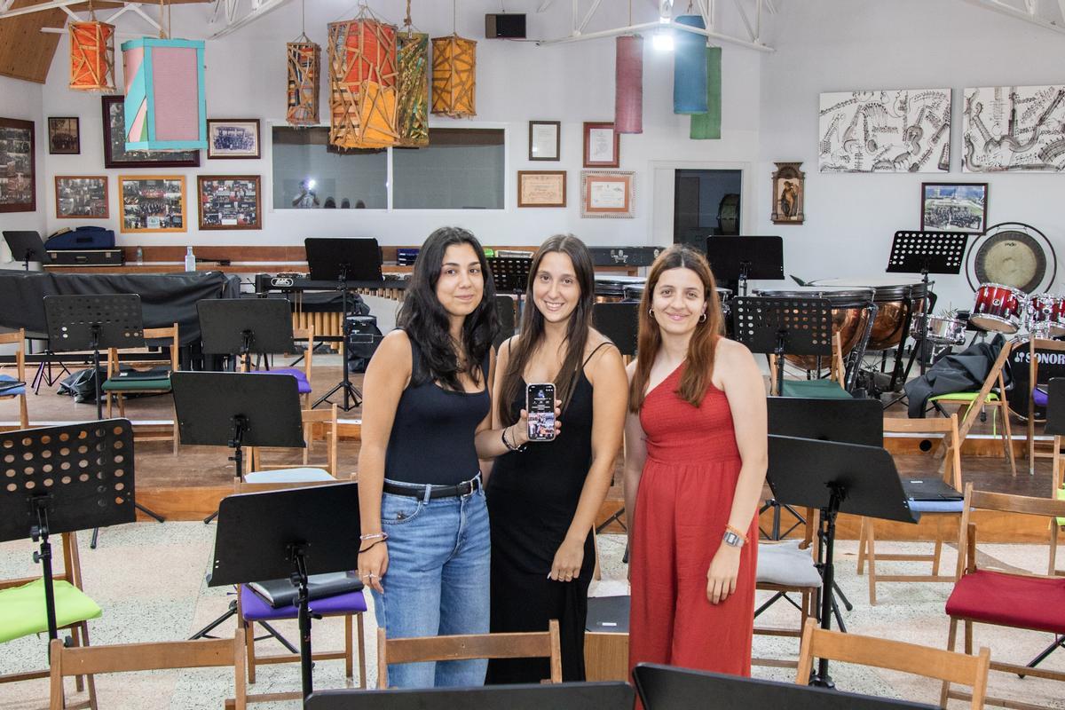 Aroa Lorenzo, Alexia Collazo y Beatriz Iglesias, community managers de la Unión Musical de Valladares.
