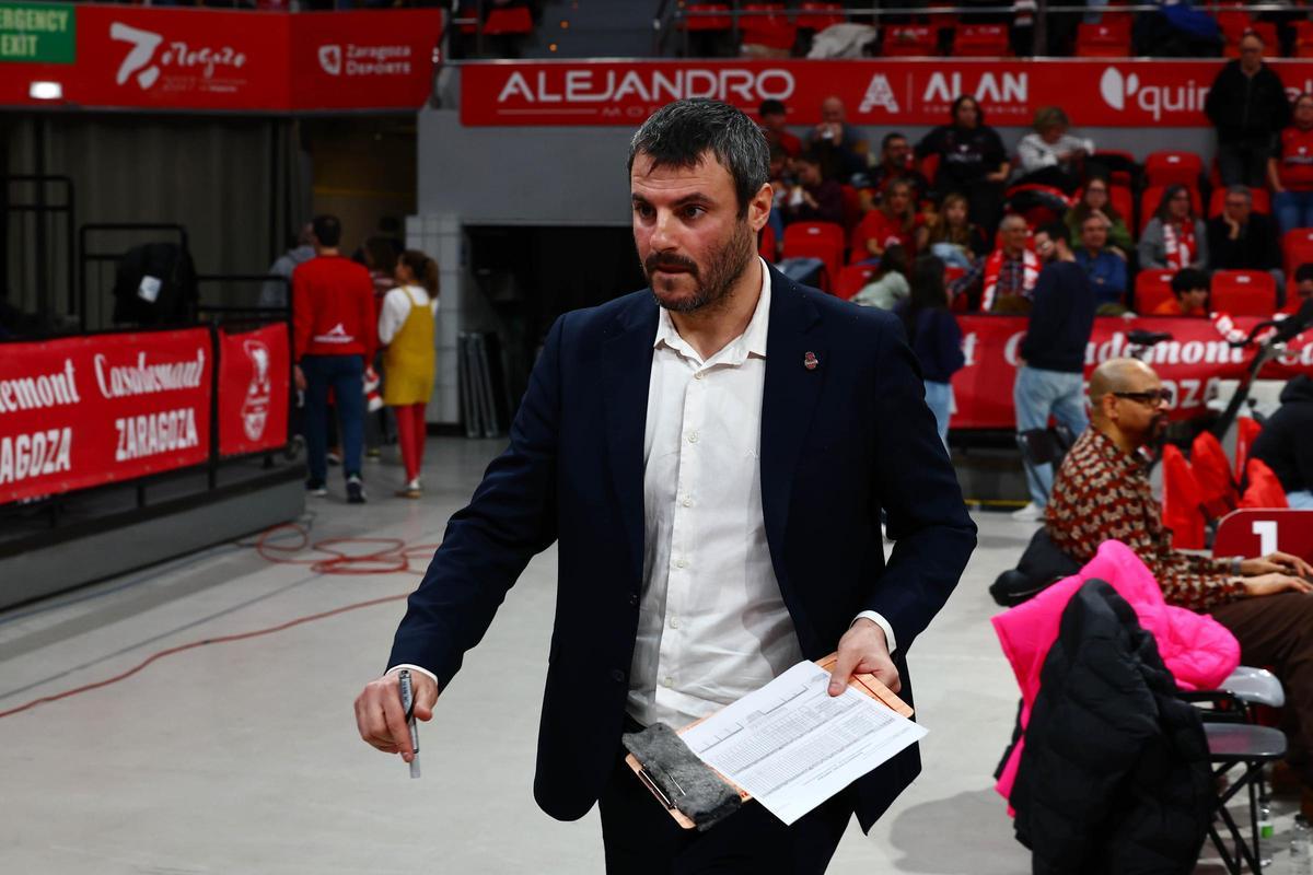 Carlos Cantero, pizarra en mano durante el partido en el Felipe