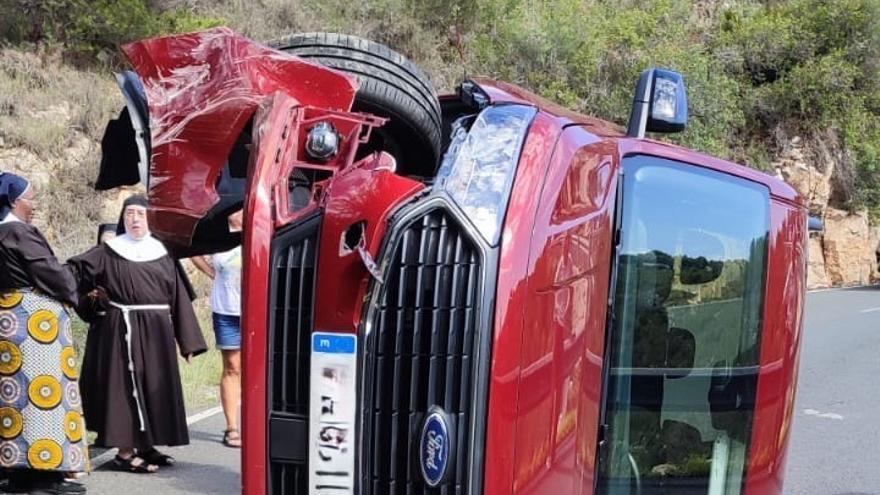 Milagro en la carretera de les Planes de Xàbia: unas monjas salen ilesas tras volcar su coche