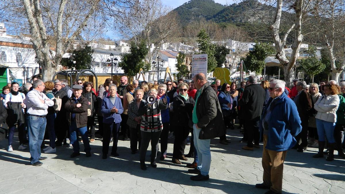 Unos 200 vecinos de Rute se concentran contra los continuos cortes y ...