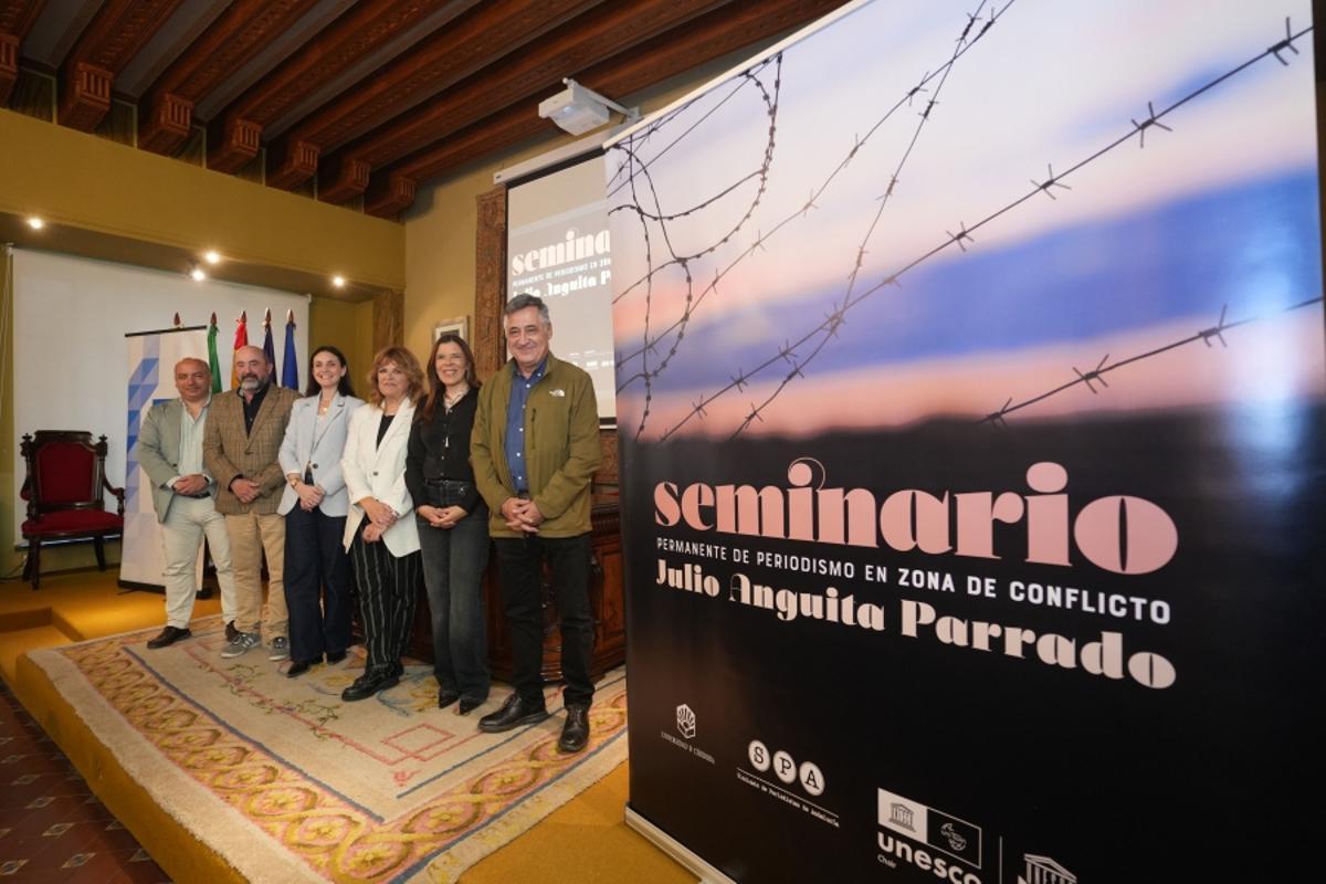 Inauguración del Seminario Permanente de Periodismo en Zonas de Conflicto Julio Anguita Parrado en el edificio Pedro López de Alba de la UCO