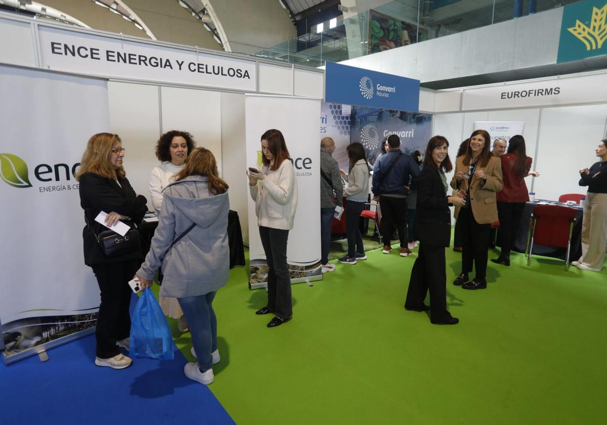 Algunos de los expositores, con público a primera hora de ayer.