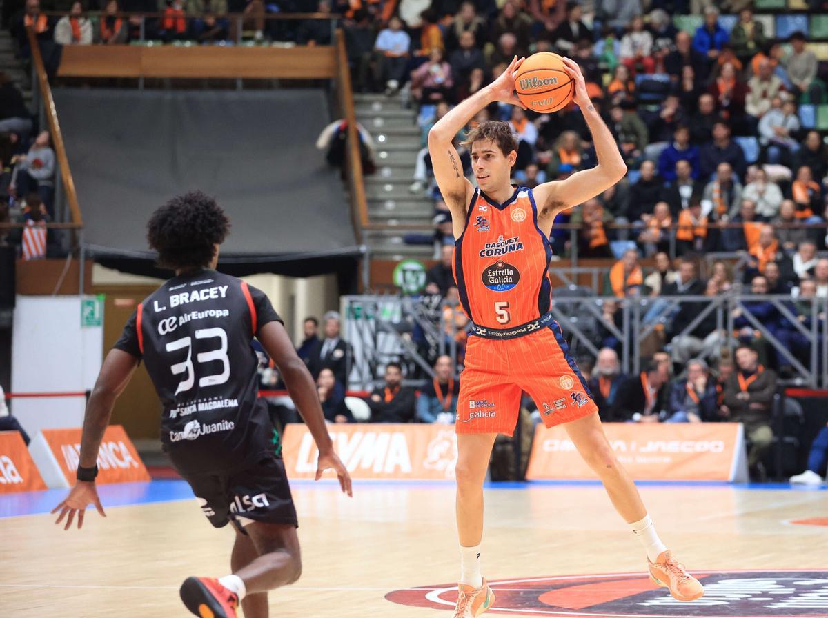 Guillem Jou trata de superar la presión de Bracey en el Leyma-Fibwi del Coliseum.