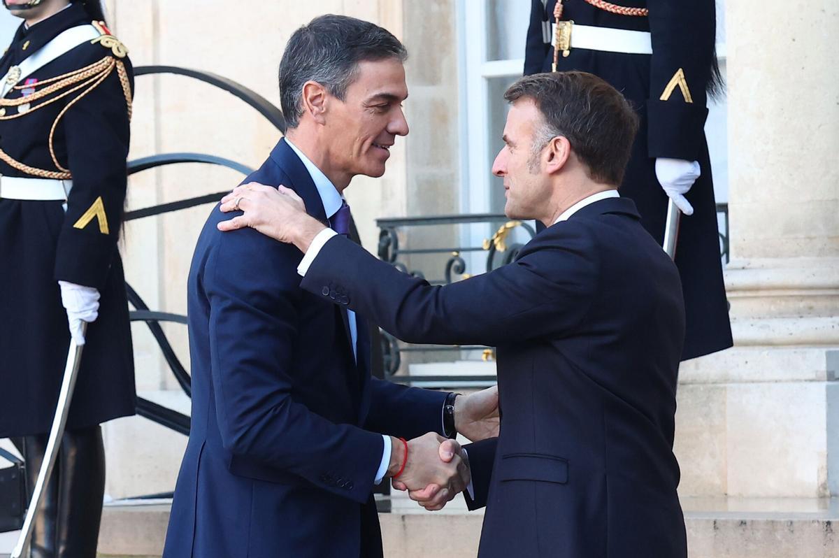 El presidente del Gobierno, Pedro Sánchez, es recibido por el presidente de Francia, Emmanuel Macron, a su llegada a la reunión de la Coalición de Voluntarios en el Palacio del Elíseo, el pasado 6 de enero.