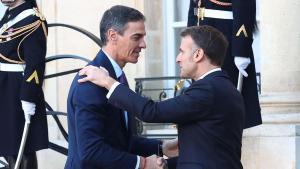 El presidente del Gobierno, Pedro Sánchez, es recibido por el presidente de Francia, Emmanuel Macron, a su llegada a la reunión de la Coalición de Voluntarios en el Palacio del Elíseo, el pasado 6 de enero.