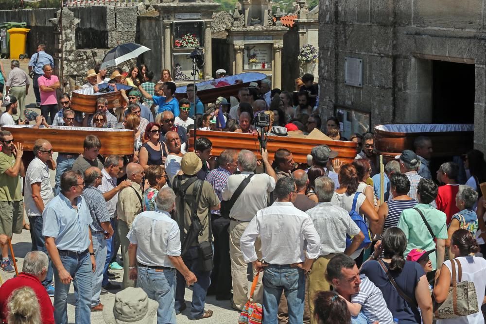 Personas que han sobrevivido a la muerte han desfilado en ataúdes en Ribarteme (As Neves), para dar las gracias a Santa Marta