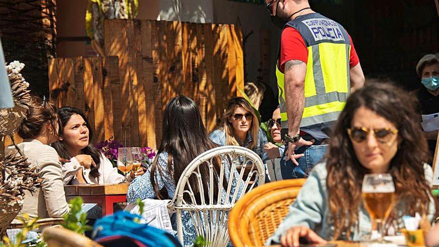 La policía siguió inspeccionando ayer las terrazas de Palma.