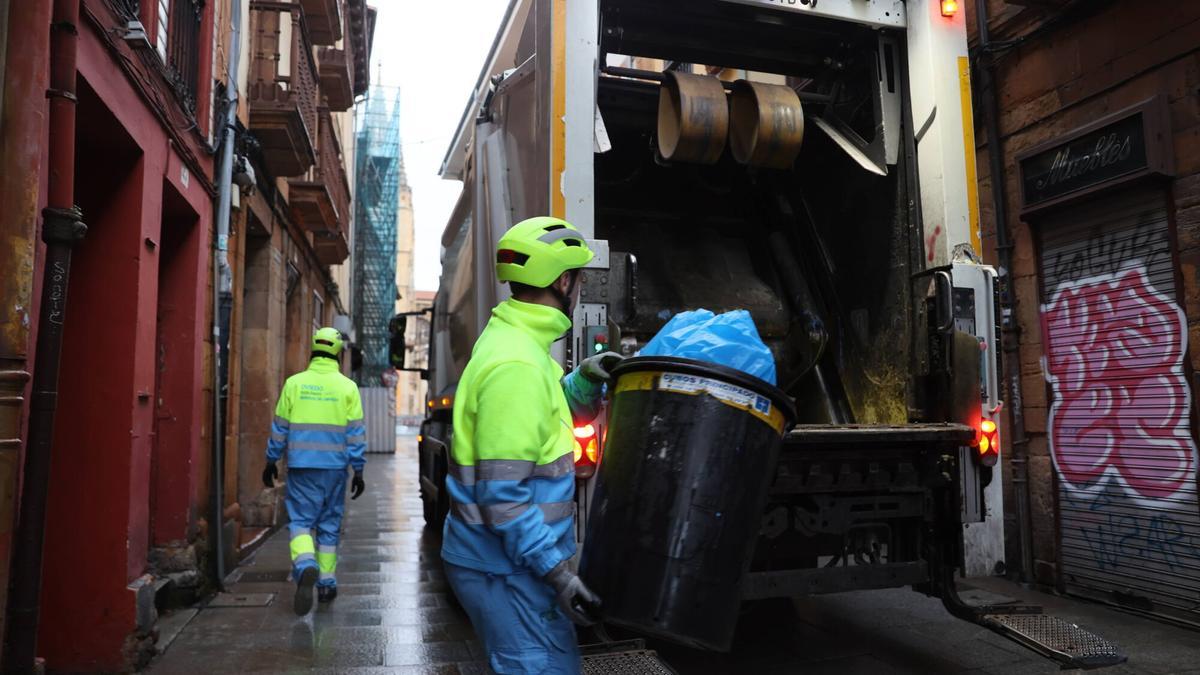 La recogida diaria del cubo negro de basura acercará a Oviedo a los objetivos de reciclaje que marca Europa
