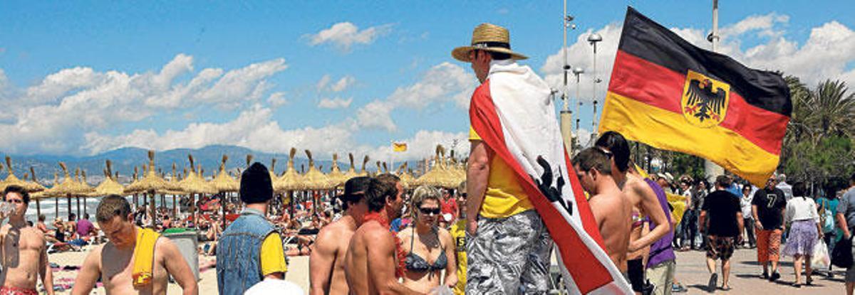 Imagen de jóvenes turistas alemanes en Platja de Palma.