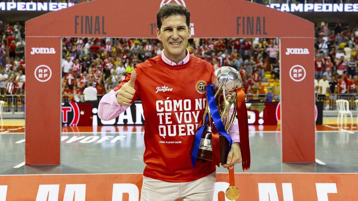 El entrenador del Jimbee Cartagena, Duda, posa con el título liguero.