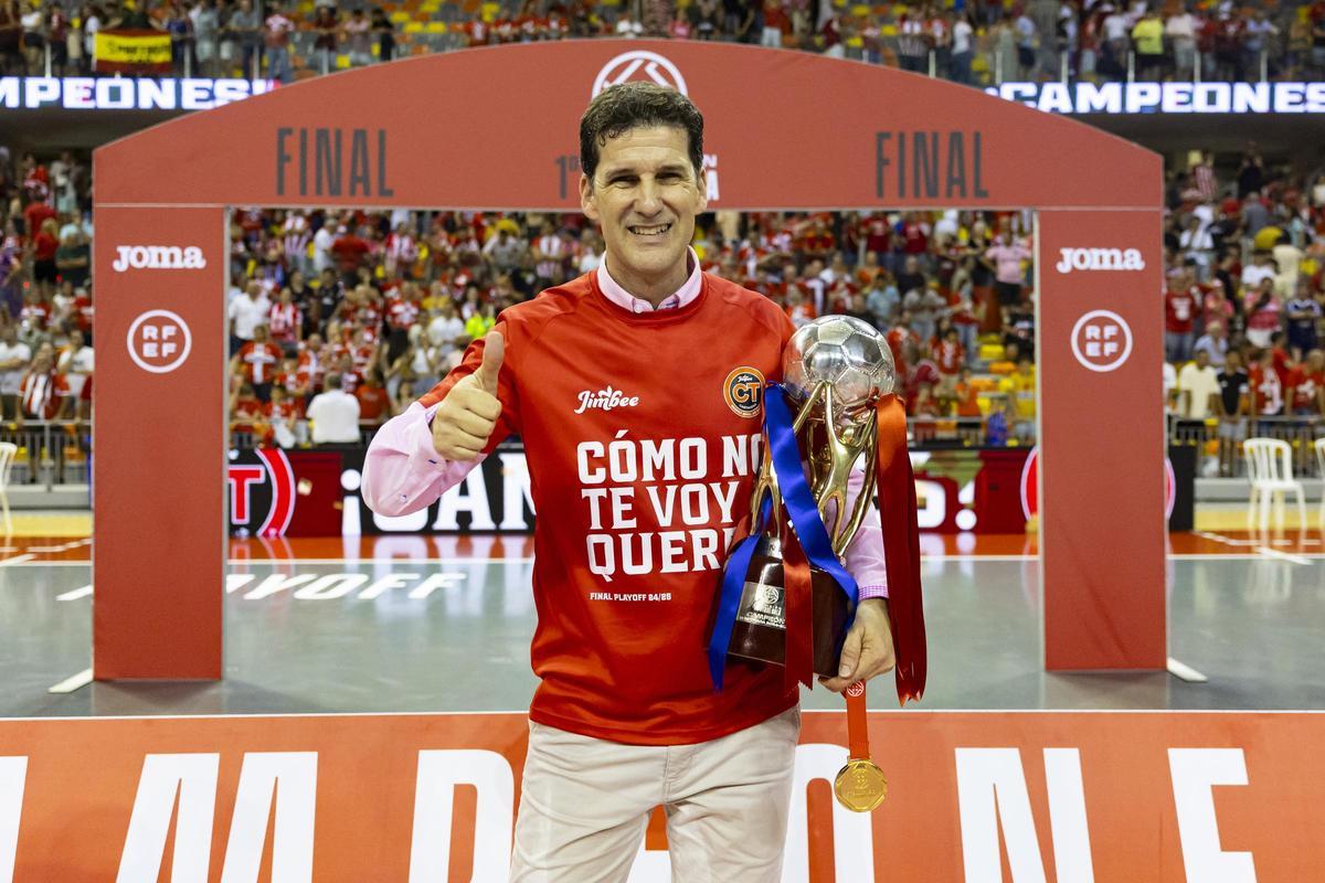 El entrenador del Jimbee Cartagena, Duda, posa con el título liguero.