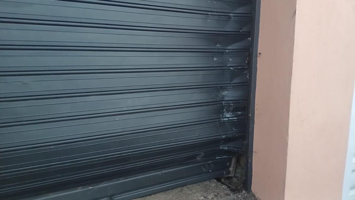 Daños en la puerta reventada