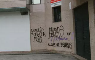 La Policía Local sorprende a dos menores haciendo pintadas