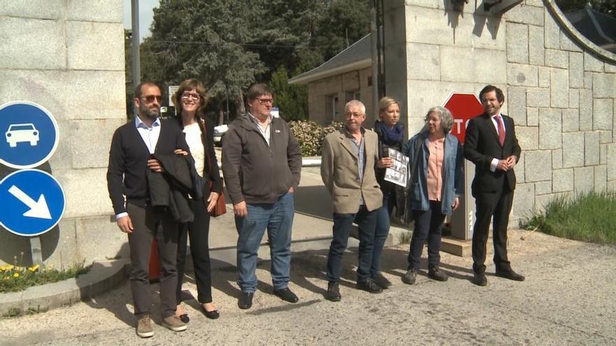 Familiares de las víctimas, ayer en el Valle de los Caídos.