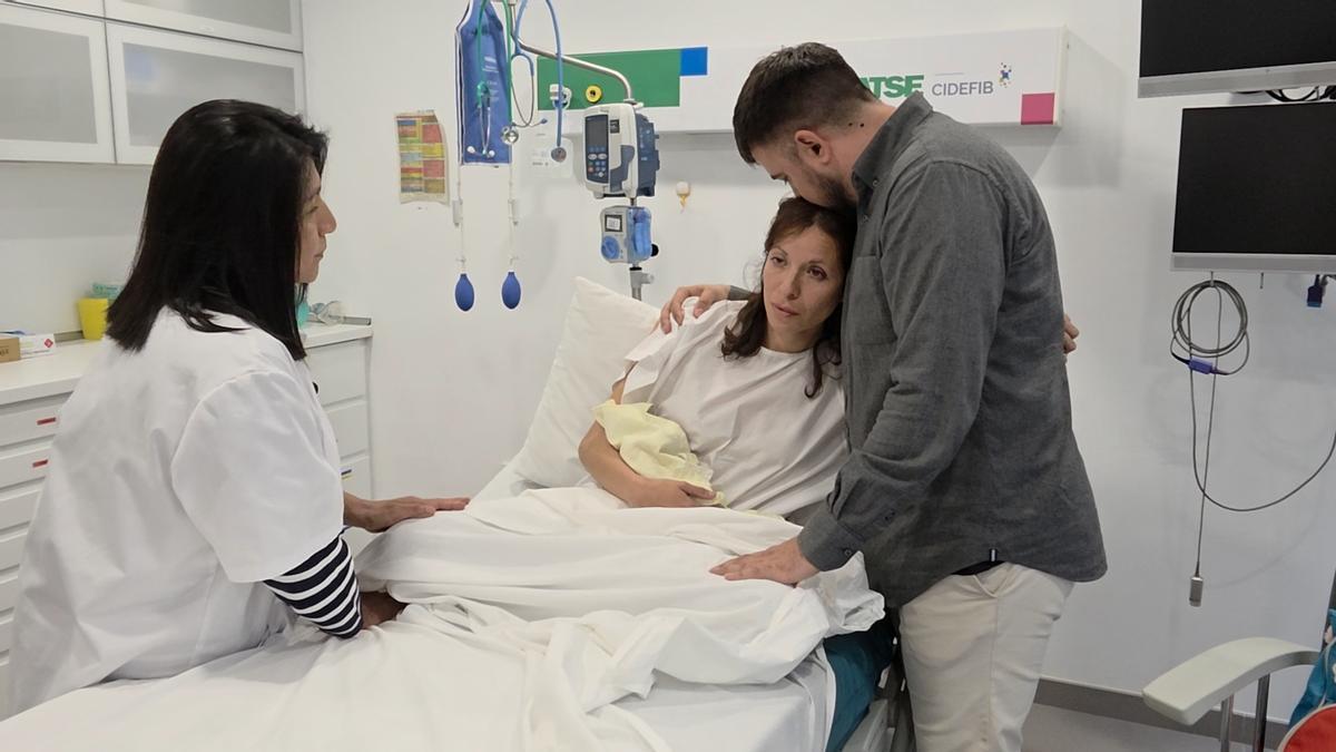 Una matrona se enfrenta a una simulación de una familia que acaba de perder a su bebé.