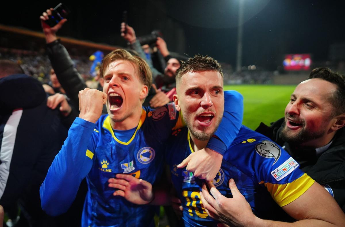 Zenica (Bosnia and Herzegovina), 31/03/2026.- Players of Bosnia and Herzegovina celebrate after the team won the penalty shoot-out during the FIFA World Cup 2026 European playoff match between Bosnia and Herzegovina and Italy in Zenica, Bosnia and Herzegovina, 31 March 2026. (Mundial de Fútbol, Bosnia-Herzegovina, Italia) EFE/EPA/NIDAL SALJIC