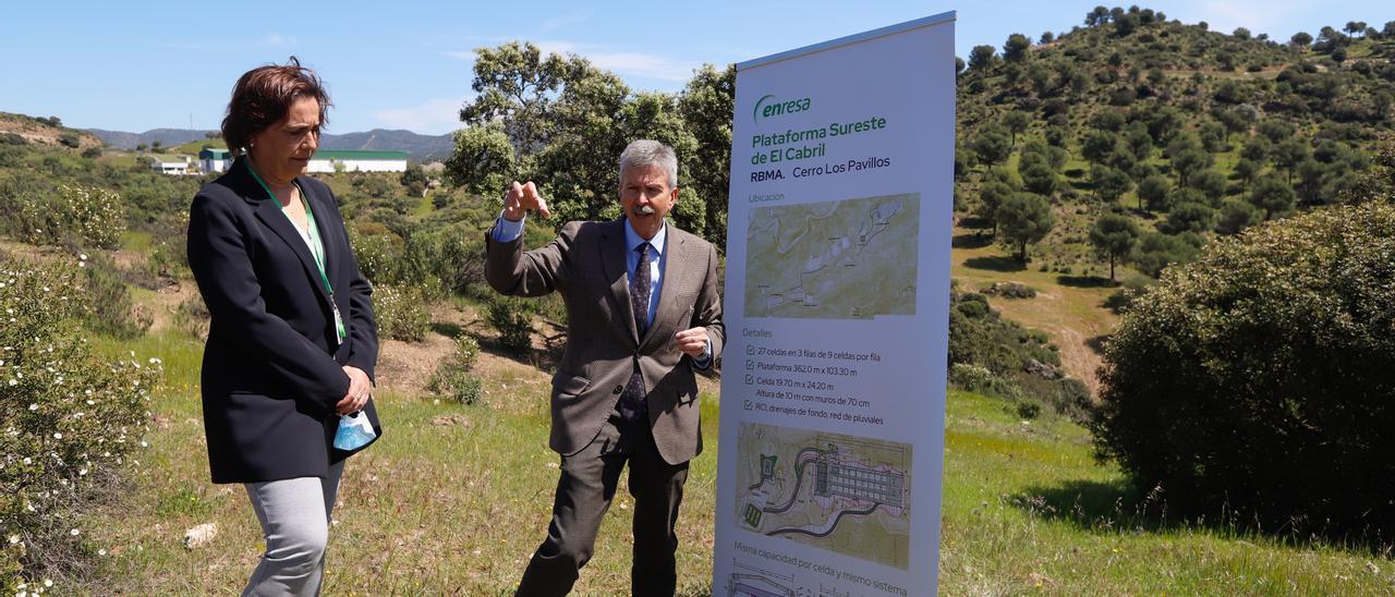 Eva Noguero y José Luis Navarro explican el lugar donde irá la nueva plataforma de almacenamiento de El Cabril.