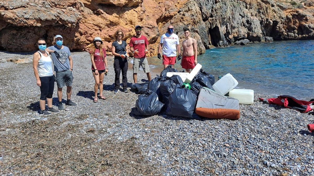 Personas voluntarias celebran el Día Internacional de Cruz Roja recogiendo residuos en las playas de Cabo de Palos