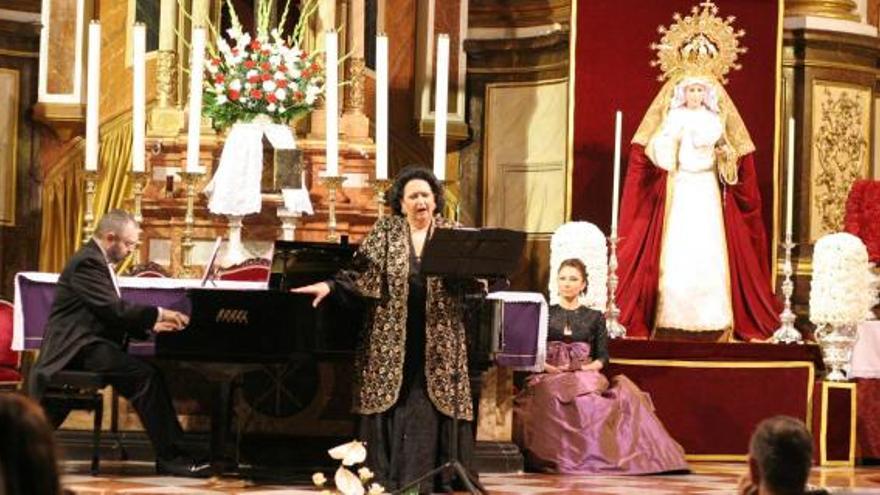 La soprano Montserrat Caballé actuó ayer en la Basílica de Nuestra Señora del Socorro en Aspe, junto con su hija Montserrat Martí y el pianista Manuel Burgueras.