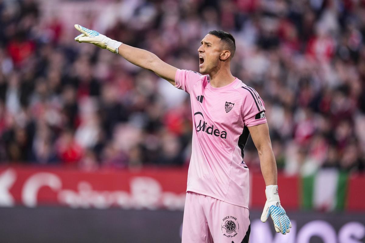 Odysseas Vlachodimos, durante el partido de LaLiga EA Sports, disputado entre el Sevilla FC y el Deportivo Alavés en el estadio Ramón Sánchez-Pizjuán