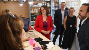 Les farmàcies de Catalunya distribuiran gratis copes menstruals a totes les dones