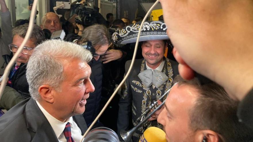 Laporta celebra su victoria con unos mariachis