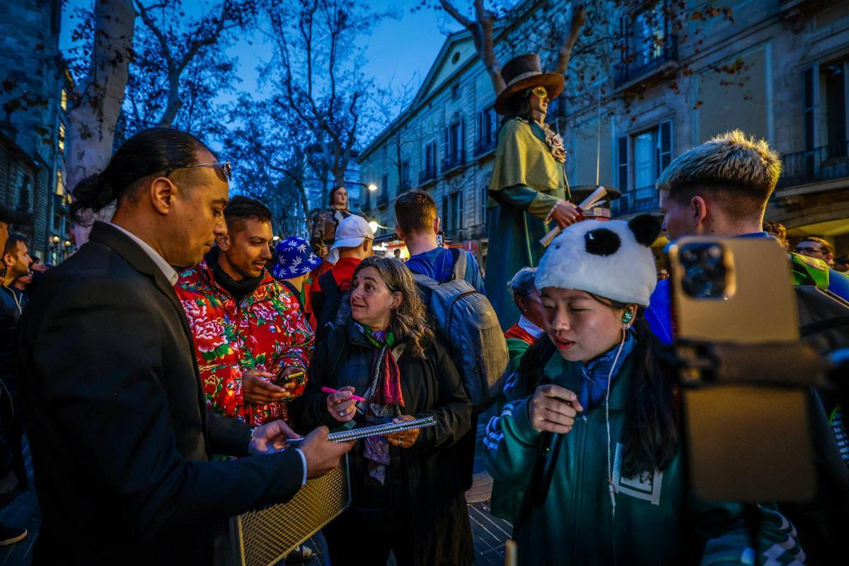 Cercavila de incio del Carnaval de Barcelona,  el recorrido ha empezado al inicio de la Rambla para dirigirse al Palau de la Virreina, donde ha habido un espectáculo y una 'taronjada' ( confeti y globos)