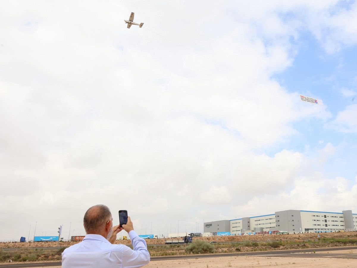 Despegue de la avioneta con el mensaje en defensa del trasvase