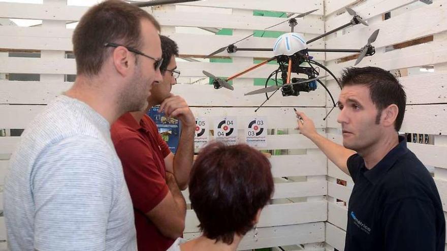 Estand de Geométrica, en el que vuela un drone. // Rafa Vázquez