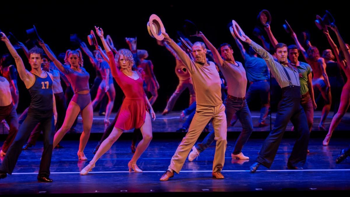 El director, Manuel Bandera (centro) ensaya la coreografía con los bailarines.