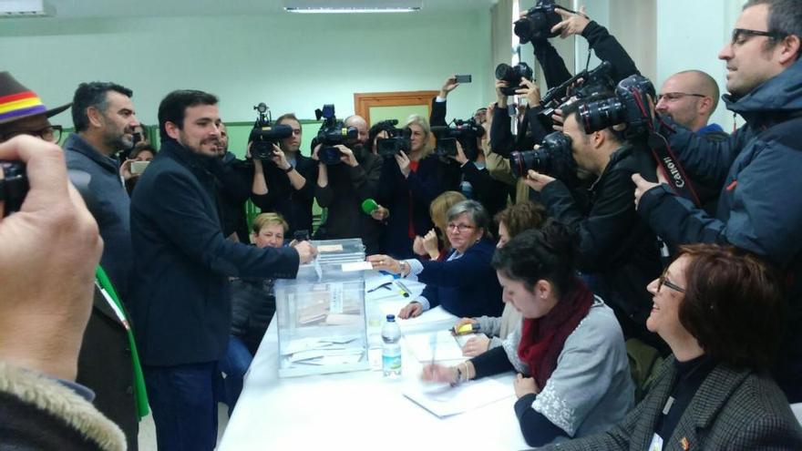 Garzón  ejerce su derecho al voto.