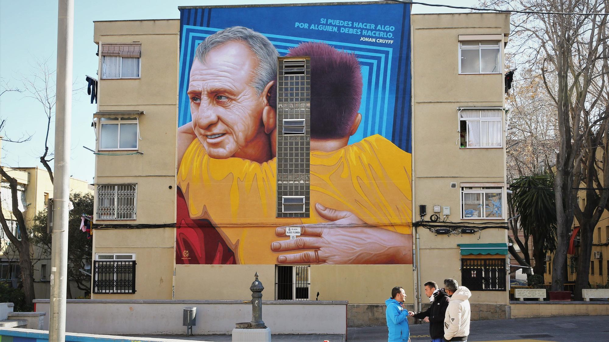 El mural dedicado a Johan Cruyff en la plaza Blocs Florida de L'Hospitalet de Llobregat.