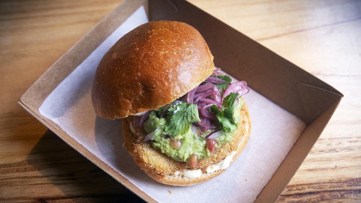 El bocadillo de atún rebozado con guacamole.