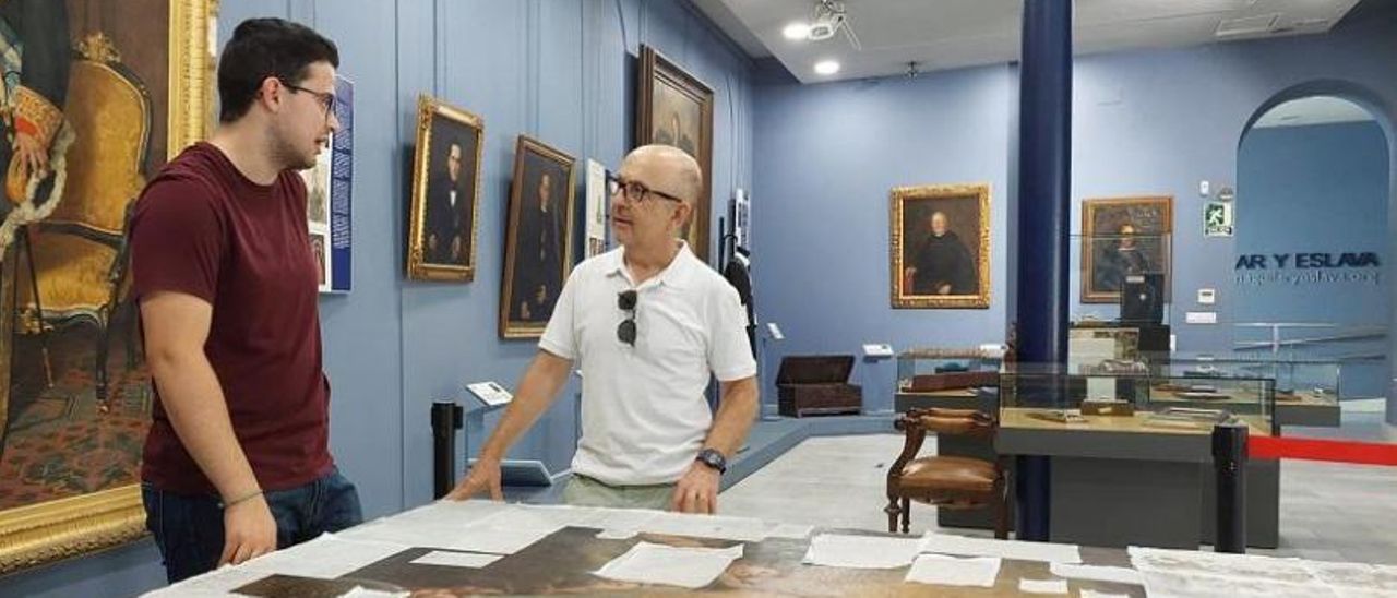 El responsable del Bachillerato de Artes, Leonardo Roldán, conversa con el restaurador, Francisco J. Zurita.