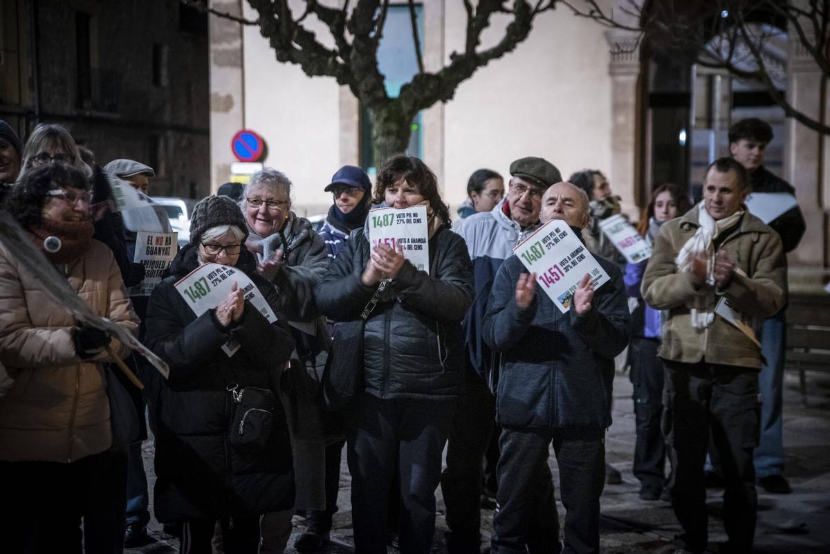 Imatges de la concentració en contra de l'ampliació del polígon de Moià, ahir, durant el ple municipal Imatges de la concentració en contra de l'ampliació del polígon de Moià, ahir, durant el ple municipal