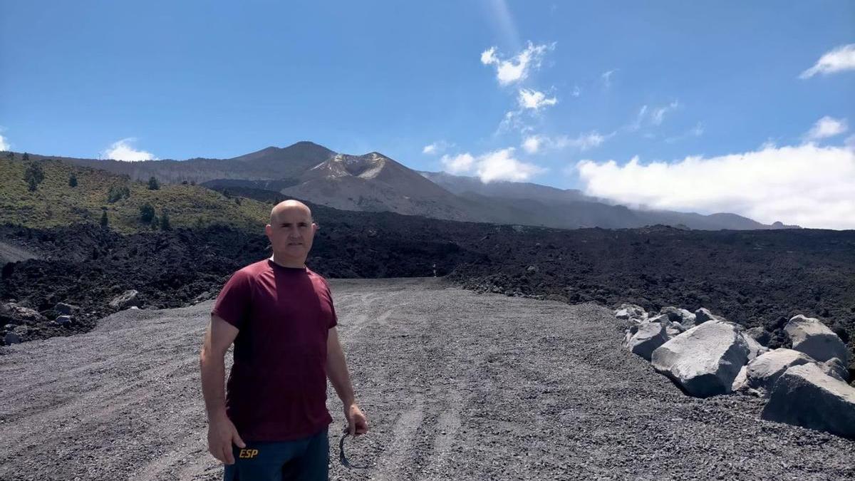 Pablo Jiménez, en el lugar donde estaba su casa, con el volcán al fondo. | LNE